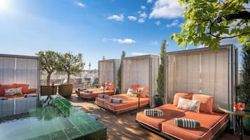 Una piscina al aire libre de temporada, sombrillas, tumbonas