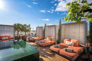 Piscine extérieure en saison, parasols, chaises longues