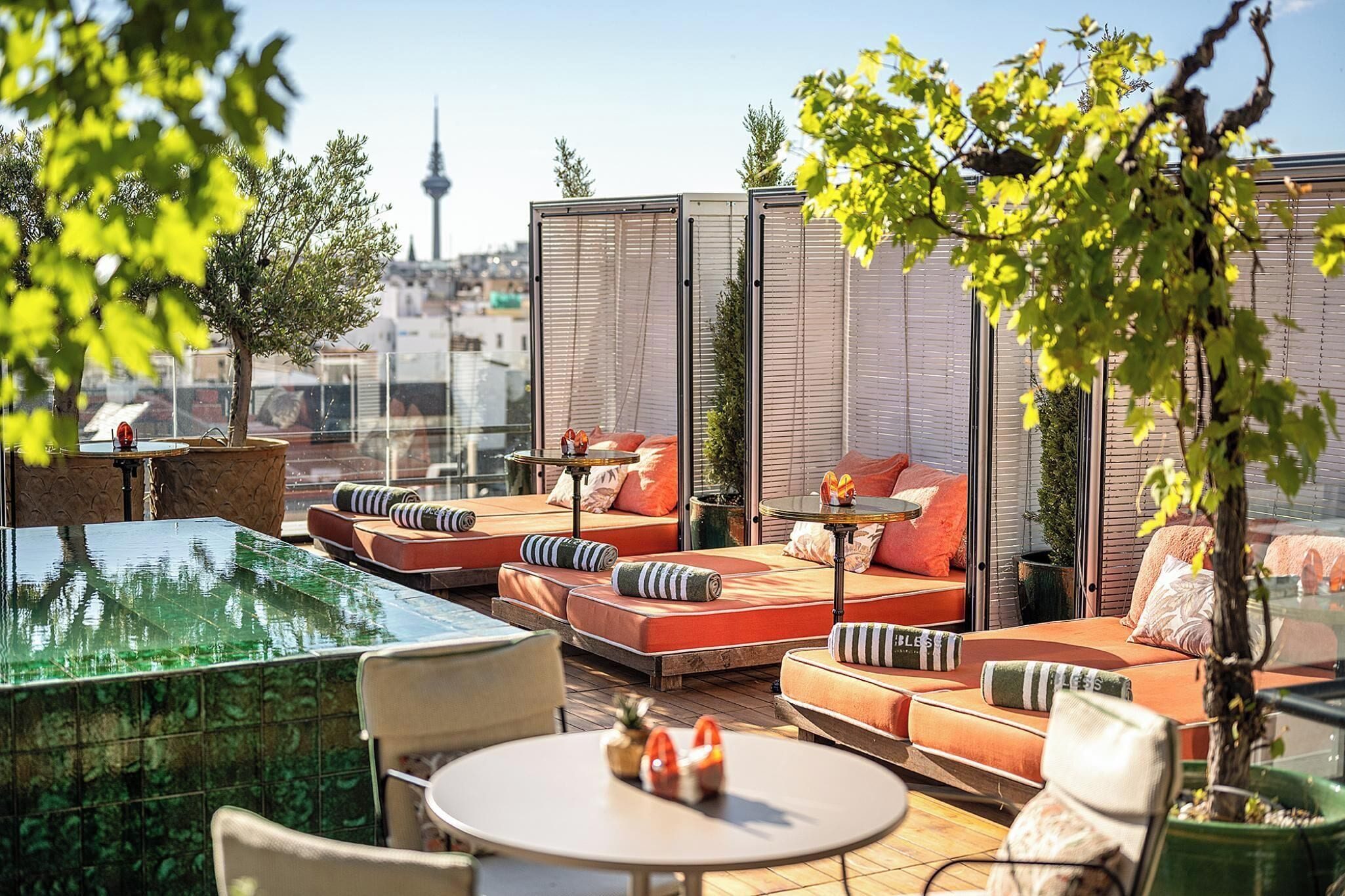 Seasonal outdoor pool, pool umbrellas, sun loungers