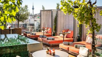 Piscine extérieure (ouverte en saison), parasols de plage