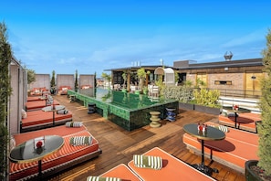 Seasonal outdoor pool, pool umbrellas, pool loungers - BLESS Madrid - The Leading Hotels of the World (Madrid)