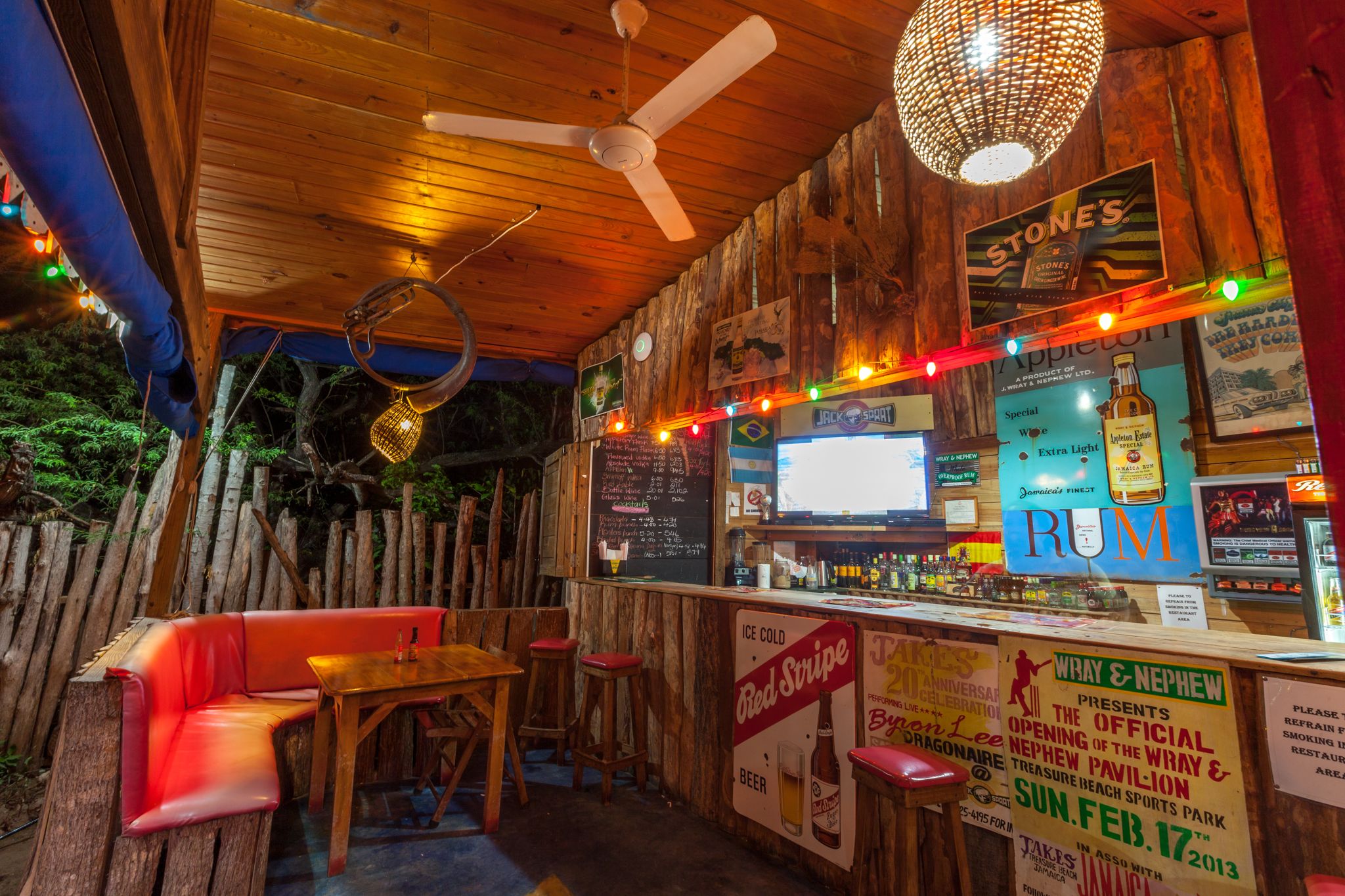 2 restaurants, breakfast served