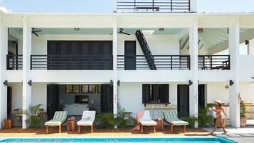 Tree House Five-bedroom Luxury Villa | Caja de seguridad en la habitación y decoración personalizada