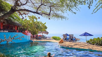 Piscine extérieure, chaises longues