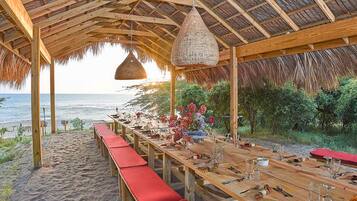 HĂ€r finns 2 restauranger som serverar frukost.