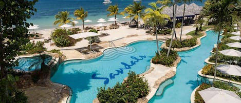 4 piscines extérieures, parasols, chaises longues