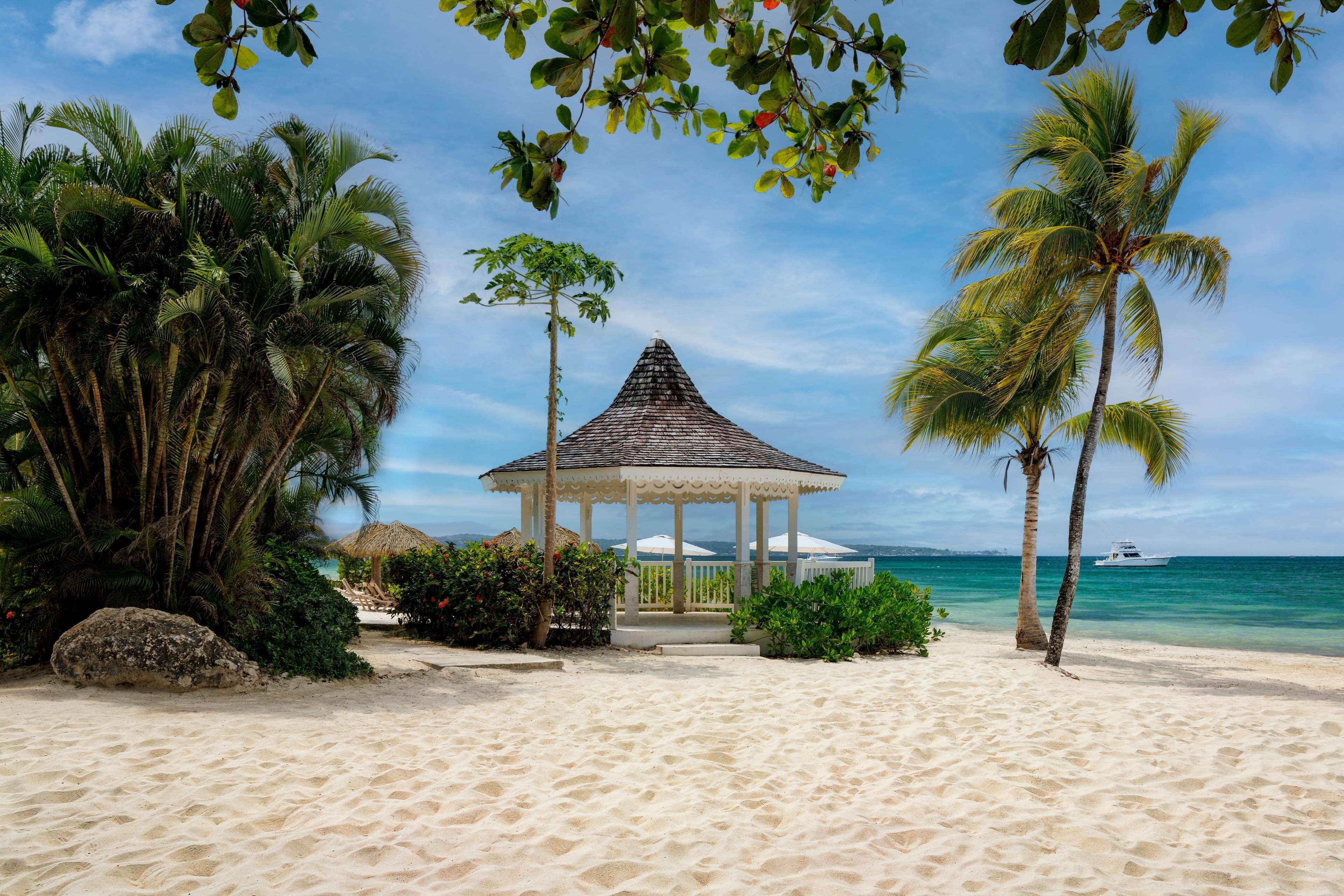 Private beach, white sand, beach cabanas, sun loungers