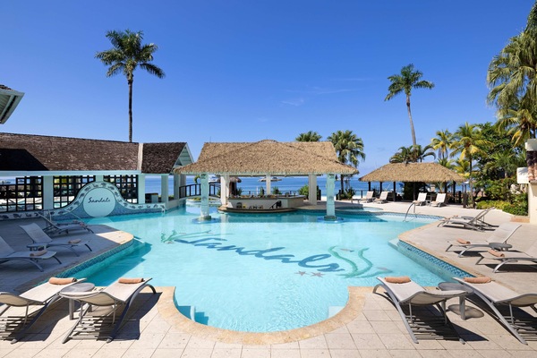 4 outdoor pools, pool umbrellas, sun loungers