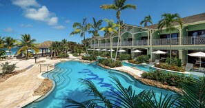 4 albercas al aire libre, sombrillas en la alberca y camastros