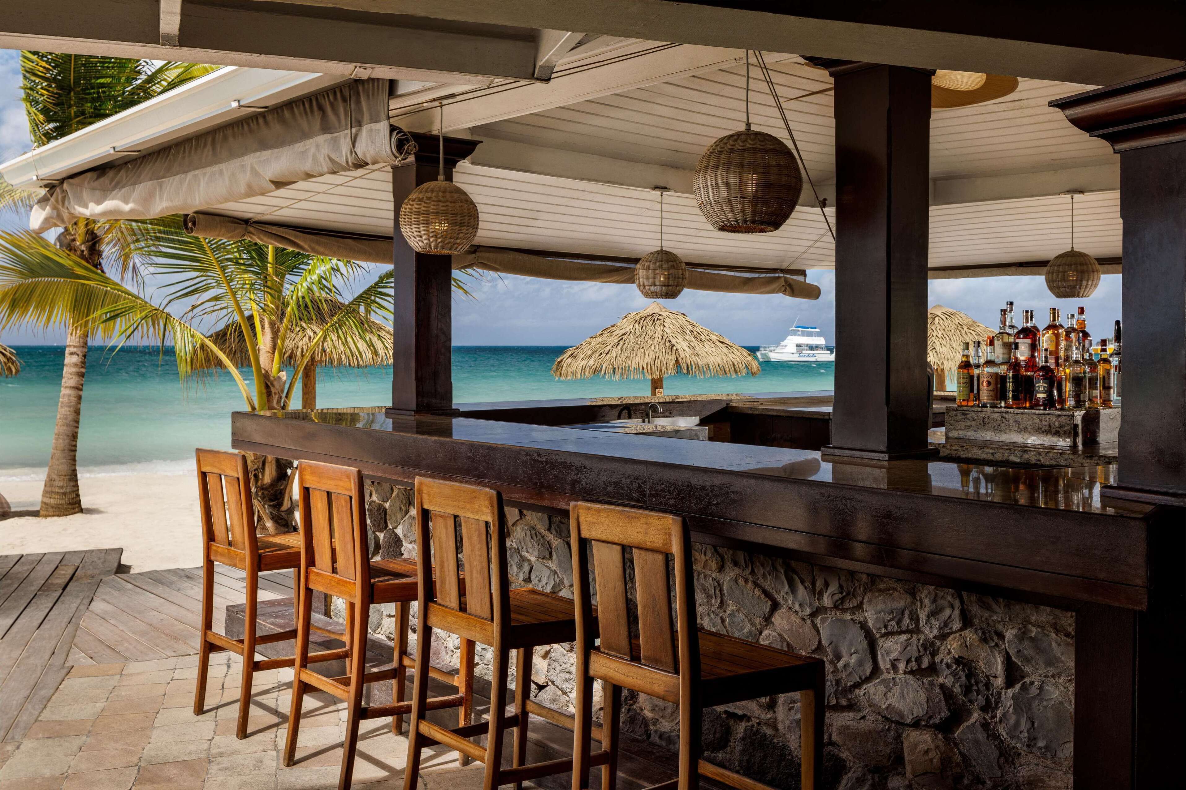 5 bares o lounges, bar en la alberca, bar en la playa 