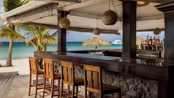 5 bares o lounges, bar en la alberca, bar en la playa