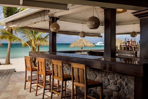 5 bars/lounges, swim-up bar, beach bar - Sandals Negril - ALL INCLUSIVE Couples Only (Negril)