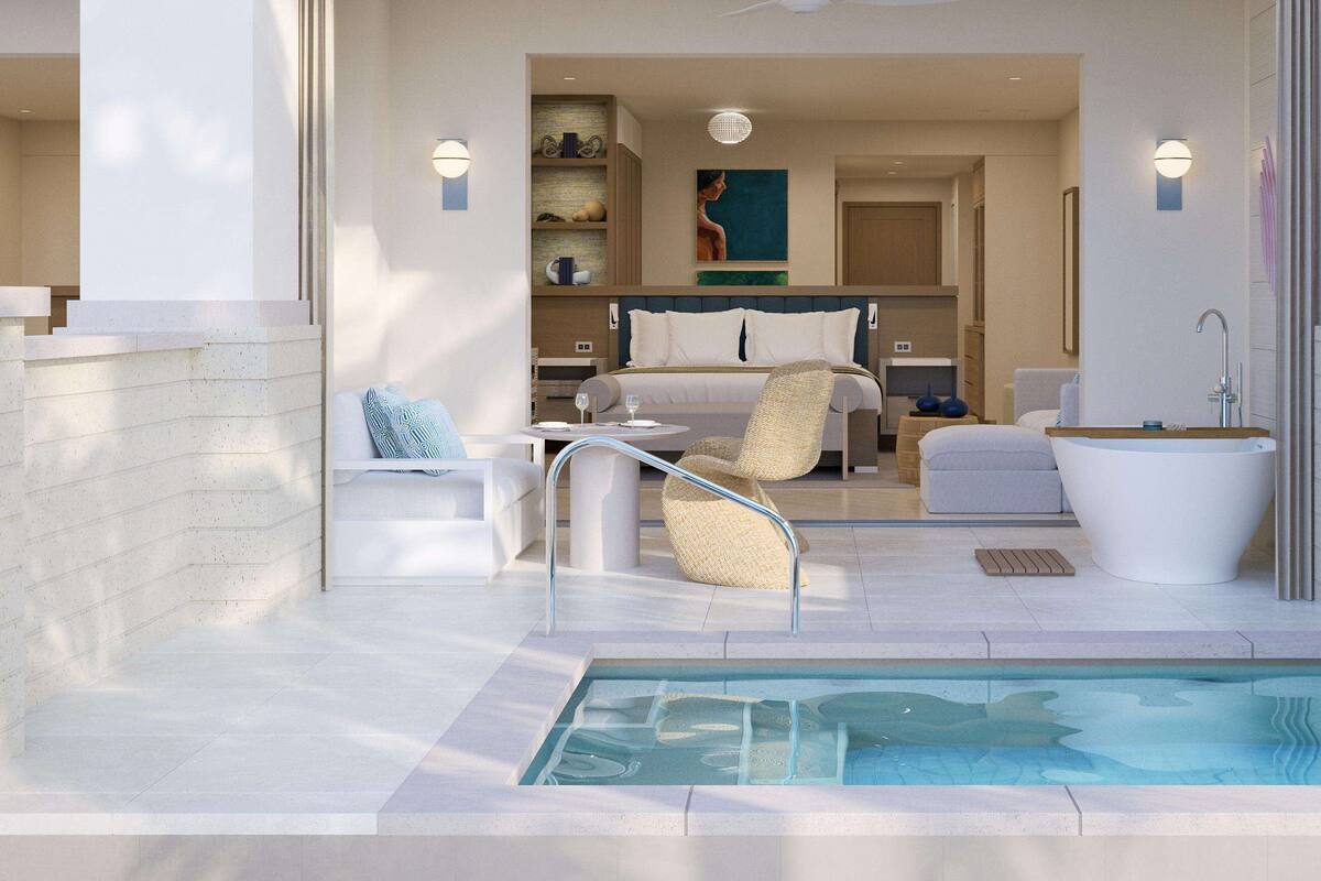 Une chambre d’hôtel moderne dotée d’une piscine privée, d’un coin salon avec un canapé et des fauteuils, d’un lit et d’une salle de bain avec baignoire.
