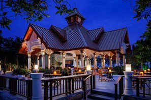 8 restaurants, breakfast, lunch, dinner served; Thai cuisine 
