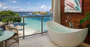 Luxury-Zimmer, 1 Schlafzimmer, Balkon, Meerblick (Royal Beachfront Club Elite Suite) | Hochwertige Bettwaren, kostenlose Minibar, Zimmersafe