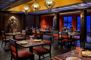 8 restaurants, breakfast, lunch, dinner served; Thai cuisine