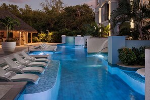 Junior-suite - terrasse (Crystal Lagoon Hideaway Swim-up) | Udendørs pool | 7 udendørs pools