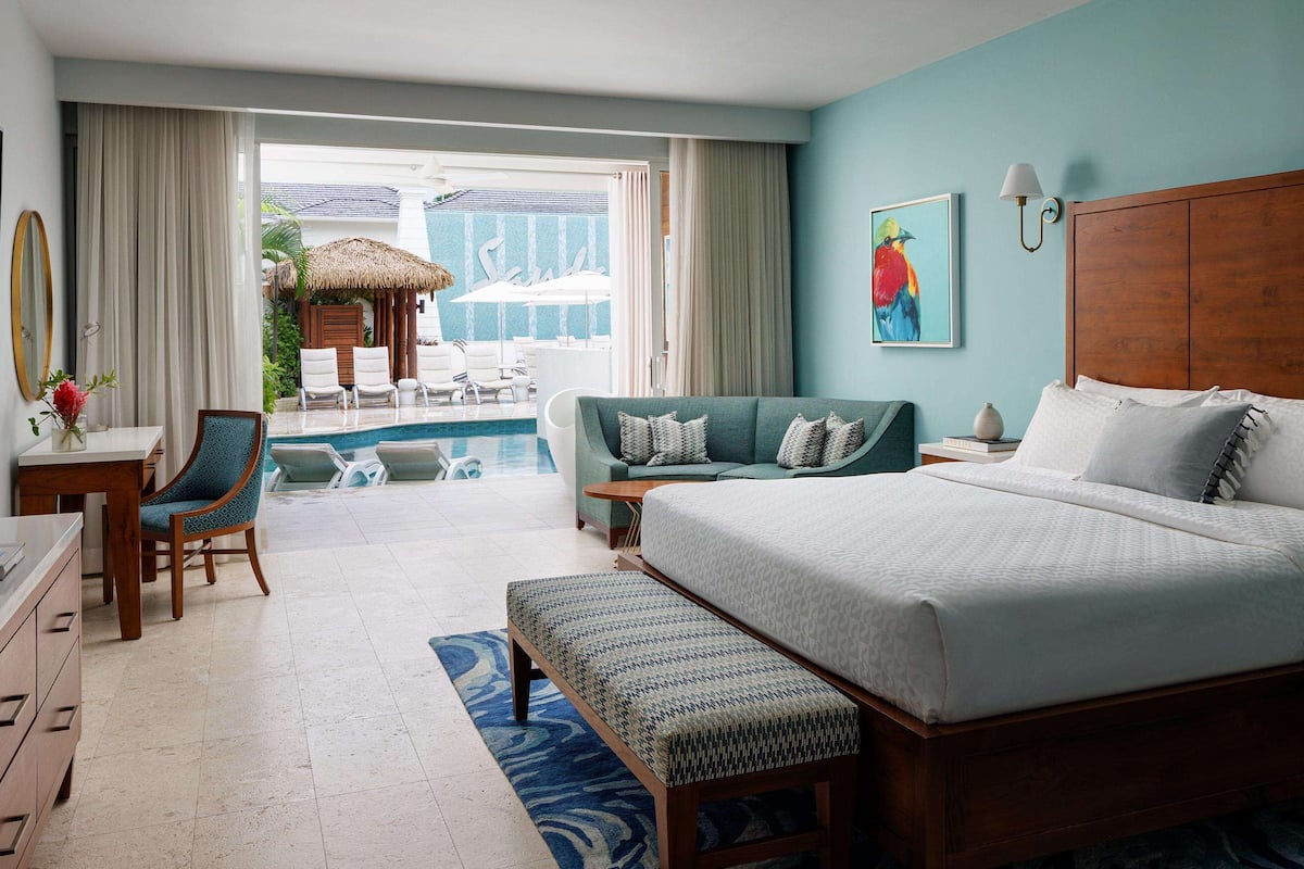 Junior Suite, Patio (Crystal Lagoon Hideaway Swim-up) | Peralatan tempat tidur premium, bar mini percuma, peti besi dalam bilik