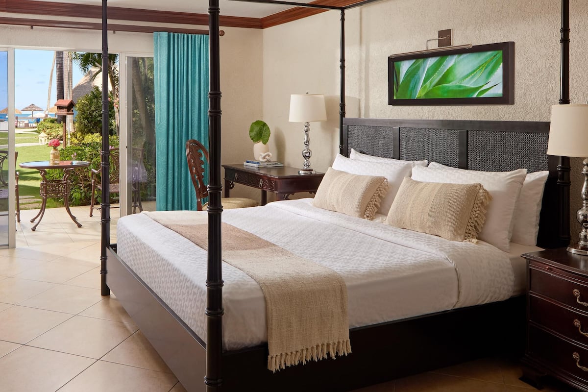 Club suite, 1 slaapkamer, uitzicht op tuin (Caribbean Walkout Club Level Veranda) | Luxe beddengoed, een minibar, een kluis op de kamer