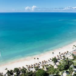 Plage, sable blanc, cabines (en supplément), chaises longues