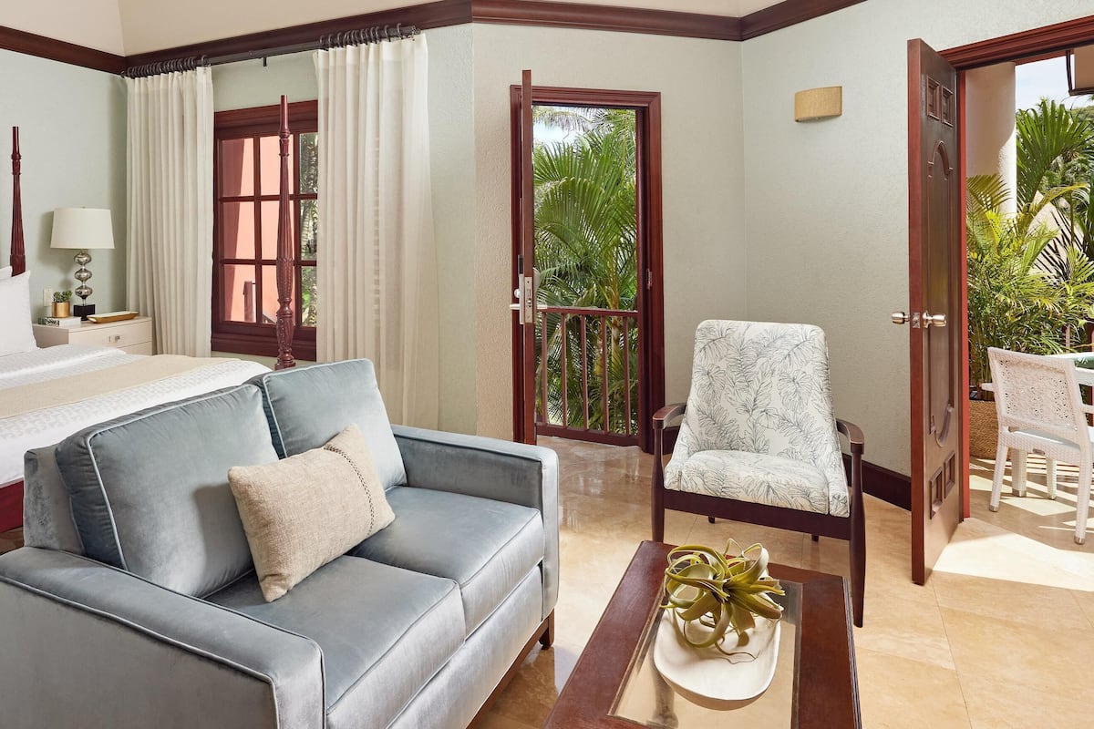 Premium suite, 1 slaapkamer (Caribbean Honeymoon Butler Suite) | Luxe beddengoed, een minibar, een kluis op de kamer