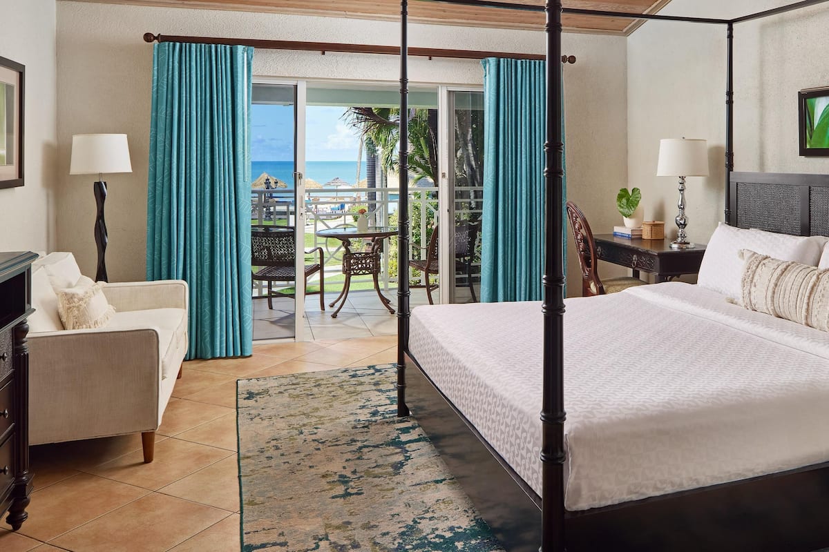 Club suite, 1 slaapkamer, uitzicht op tuin (Caribbean Club Level Veranda Suite) | Luxe beddengoed, een minibar, een kluis op de kamer