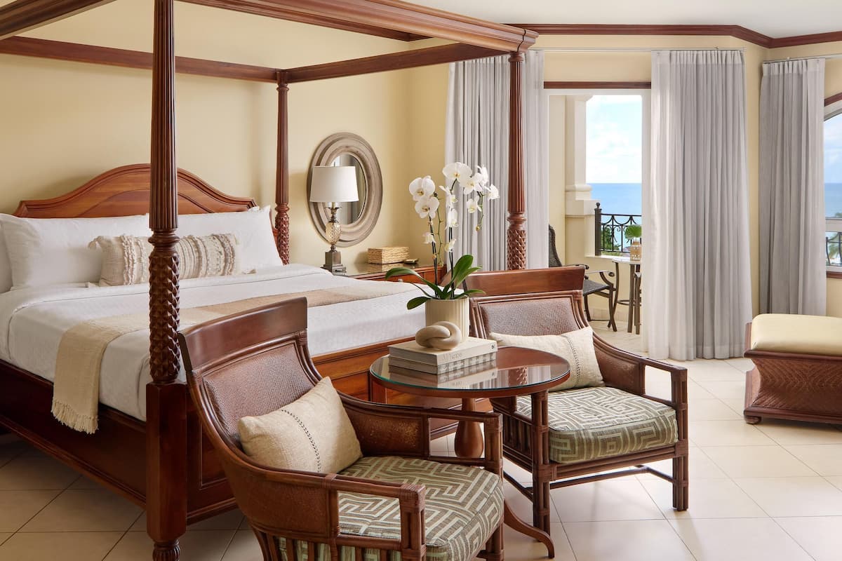 Luxe suite, 1 slaapkamer, uitzicht op zee (Mediterranean Grande Luxe Club Level) | Luxe beddengoed, een minibar, een kluis op de kamer