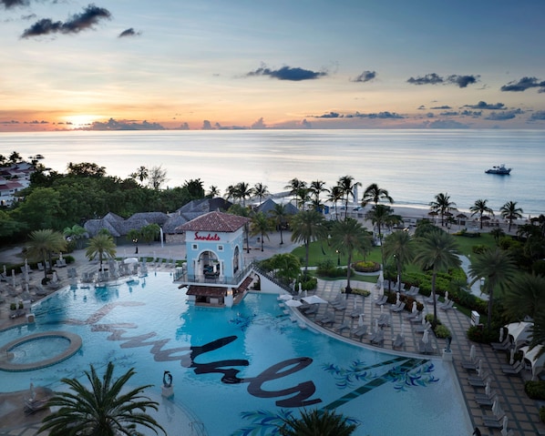 6 outdoor pools, sun loungers
