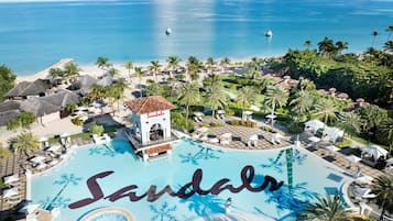 6 piscines extérieures, chaises longues