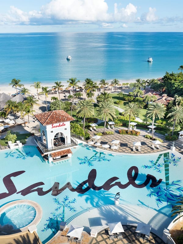 6 outdoor pools, sun loungers