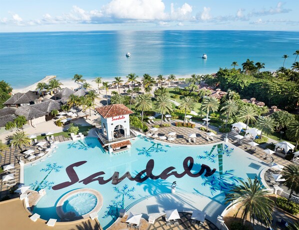 6 outdoor pools, sun loungers