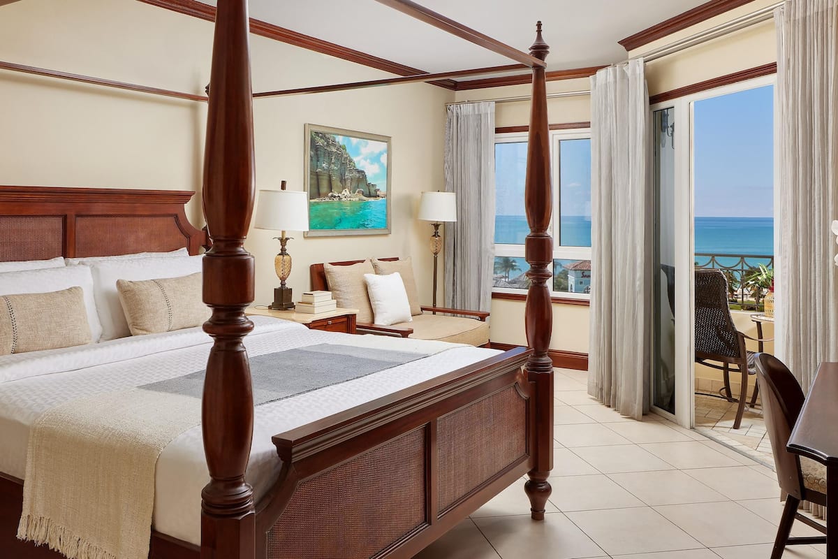 Honeymoon suite, 1 slaapkamer, uitzicht op zee (Mediterranean Honeymoon Club Level) | Luxe beddengoed, een minibar, een kluis op de kamer