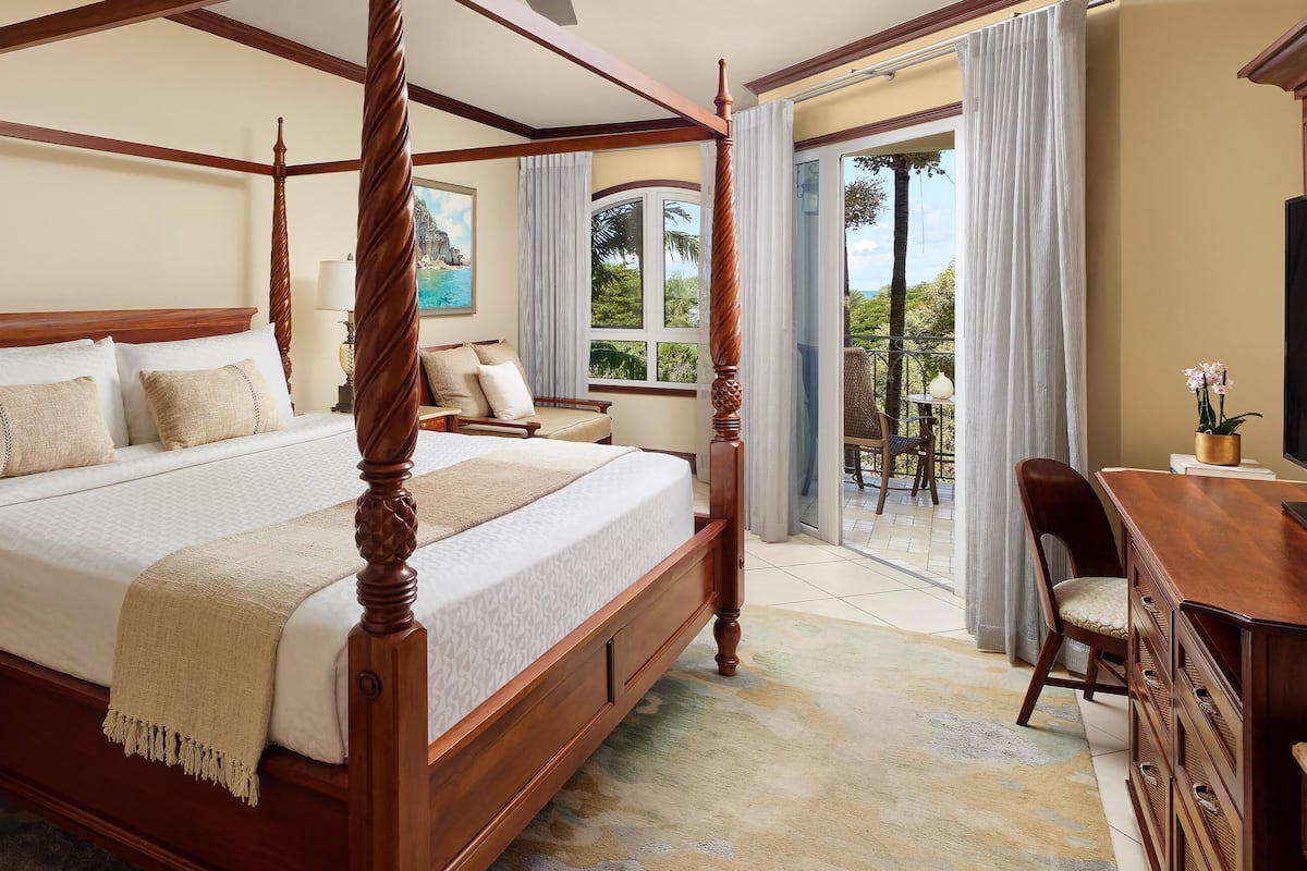 Club suite, 1 slaapkamer (Mediterranean Club Level Suite) | Luxe beddengoed, een minibar, een kluis op de kamer
