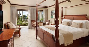 Suite Club, 1 habitación, vista al jardín (Mediterranean Walkout Club L. Suite) | Ropa de cama de alta calidad y minibar 