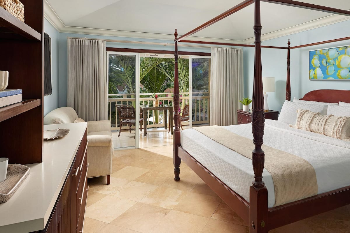 Luxe kamer, 1 slaapkamer, uitzicht op tuin (Caribbean Grande Luxe Poolside Room) | Luxe beddengoed, een minibar, een kluis op de kamer