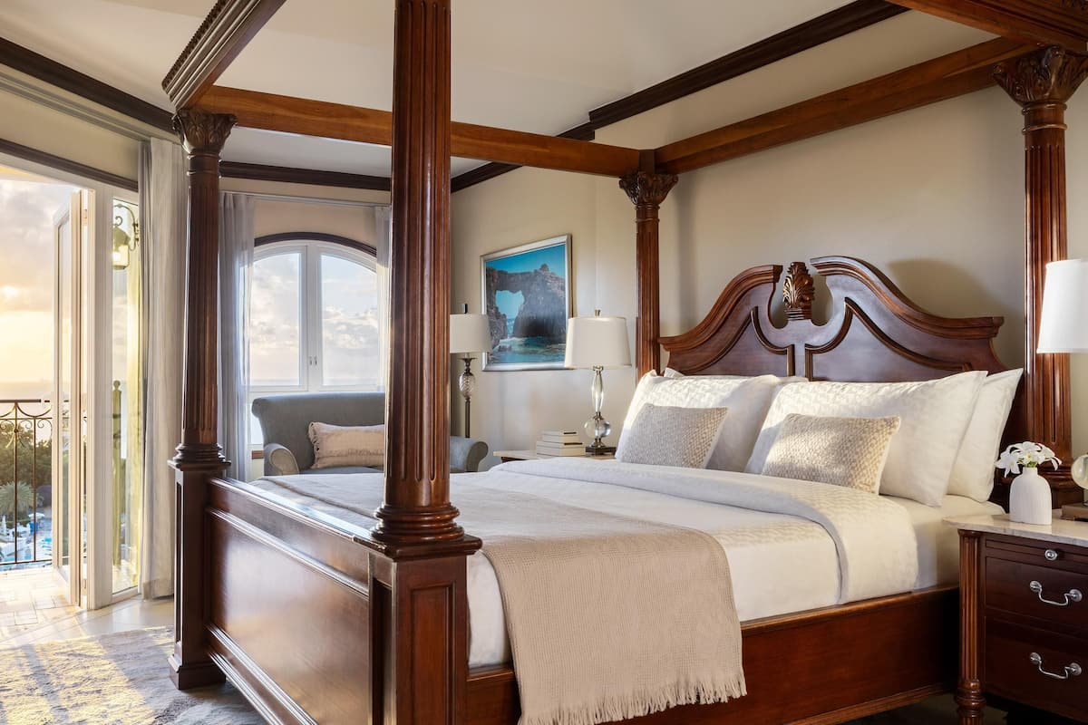 Luxe penthouse, 1 slaapkamer, uitzicht op zee (Mediterranean Penthouse Butler Suite) | Luxe beddengoed, een minibar, een kluis op de kamer