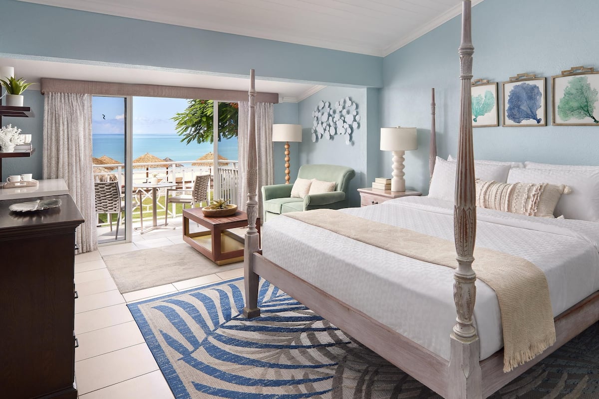 Club kamer, 1 slaapkamer, uitzicht op zee (Caribbean Grande Luxe Club Level Room) | Luxe beddengoed, een minibar, een kluis op de kamer