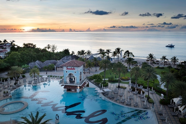 6 outdoor pools, sun loungers