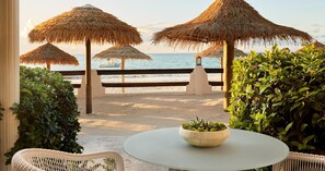 Premium suite, 1 slaapkamer, uitzicht op zee (Caribbean Beachfront Butler Rondoval) | Luxe beddengoed, een minibar, een kluis op de kamer