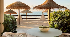 Premium suite, 1 slaapkamer, uitzicht op zee (Caribbean Beachfront Butler Rondoval) | Luxe beddengoed, een minibar, een kluis op de kamer