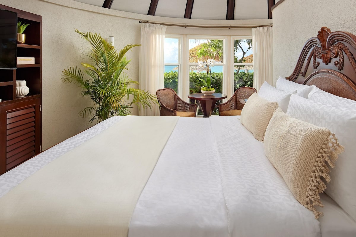 Premium suite, 1 slaapkamer, uitzicht op zee (Caribbean Beachfront Butler Rondoval) | Luxe beddengoed, een minibar, een kluis op de kamer