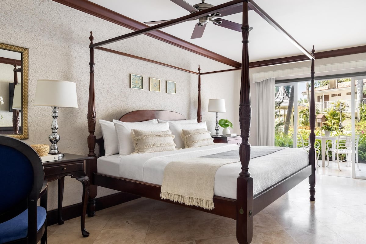 Honeymoon kamer, 1 slaapkamer, uitzicht op zwembad (Caribbean Luxe Poolside Walkout Room) | Luxe beddengoed, een minibar, een kluis op de kamer