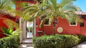 奢華別墅, 1 間臥室, 花園景 (Mediterranean Butler Villa Sanctuar) | 高級寢具、迷你吧、房內夾萬、遮光窗簾/窗簾