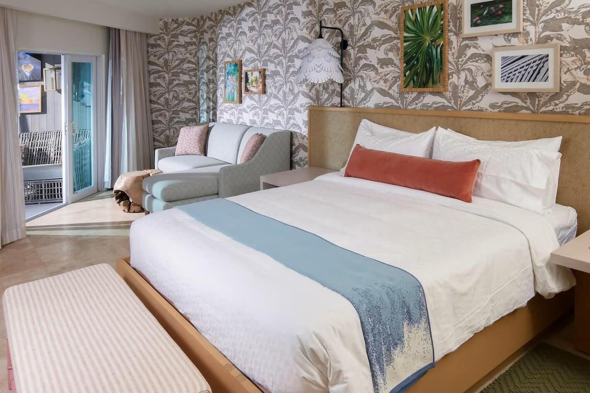 Luxe kamer, 1 slaapkamer, uitzicht op tuin (Sunset Bluff Luxury Club Level Room) | Luxe beddengoed, een minibar, een kluis op de kamer
