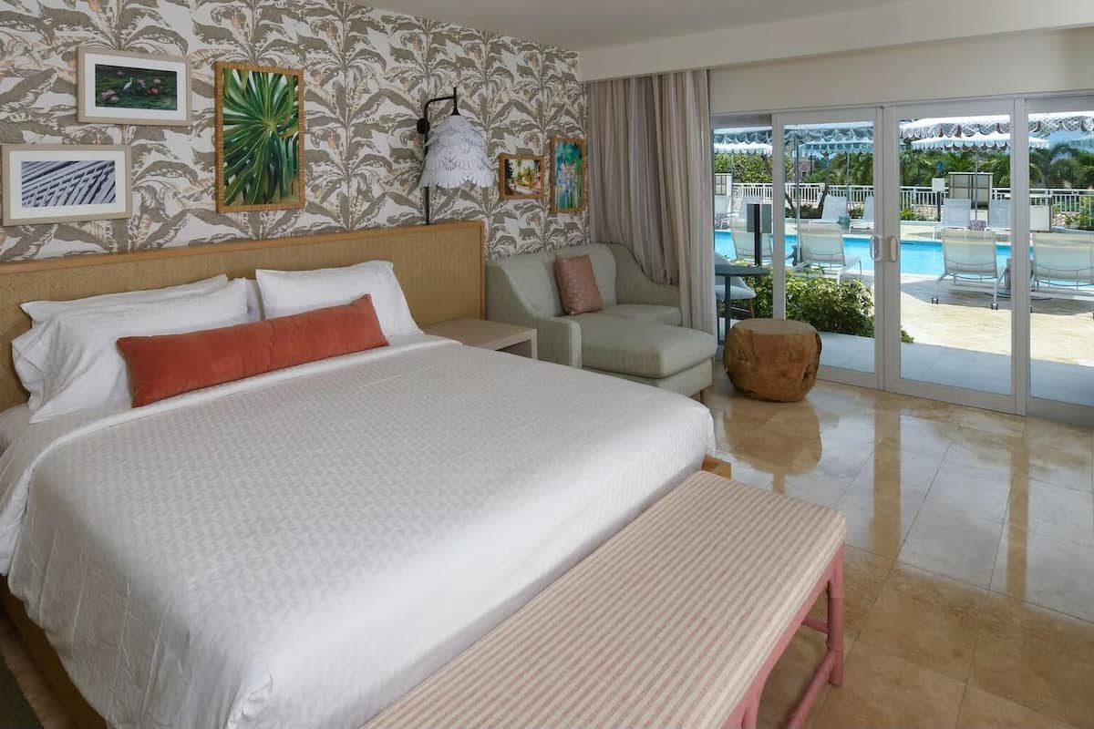 Luxe kamer, 1 slaapkamer, uitzicht op zwembad (Sunset Bluff Walkout Club Level Room) | Luxe beddengoed, een minibar, een kluis op de kamer