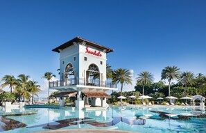 6 outdoor pools, sun loungers