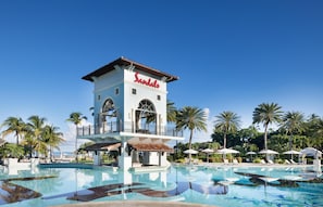 6 outdoor pools, sun loungers