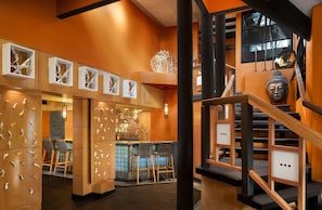 11 restaurants, breakfast, lunch, dinner served; seafood
