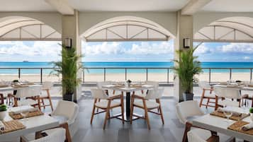11 restaurants; breakfast, lunch, and dinner served