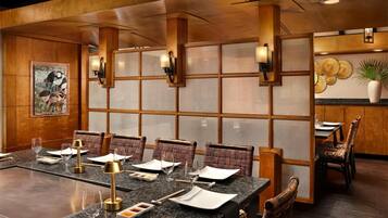 11 restaurants, breakfast, lunch, dinner served; seafood